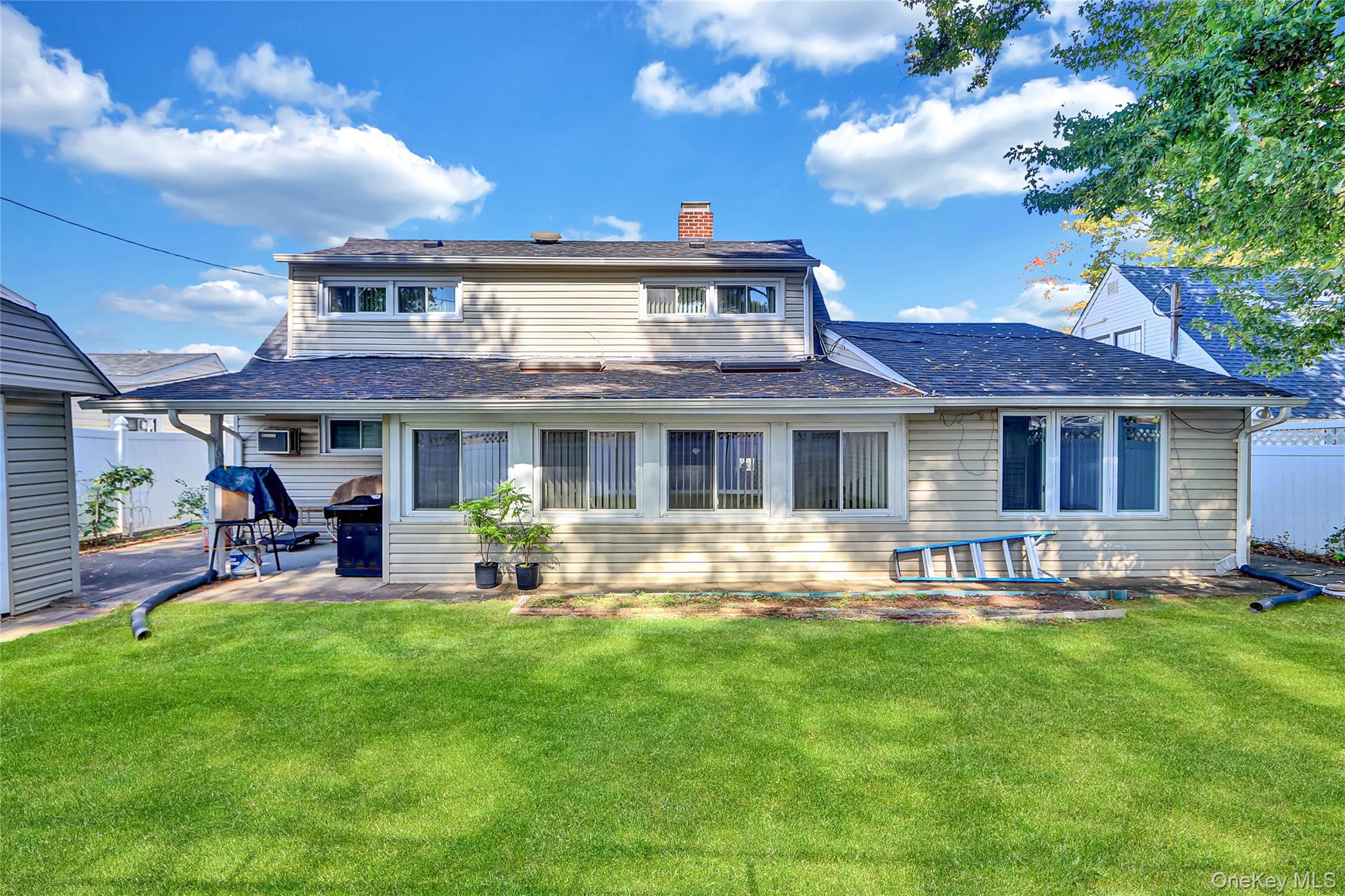 29 Walnut Lane, Hicksville, NY 11801