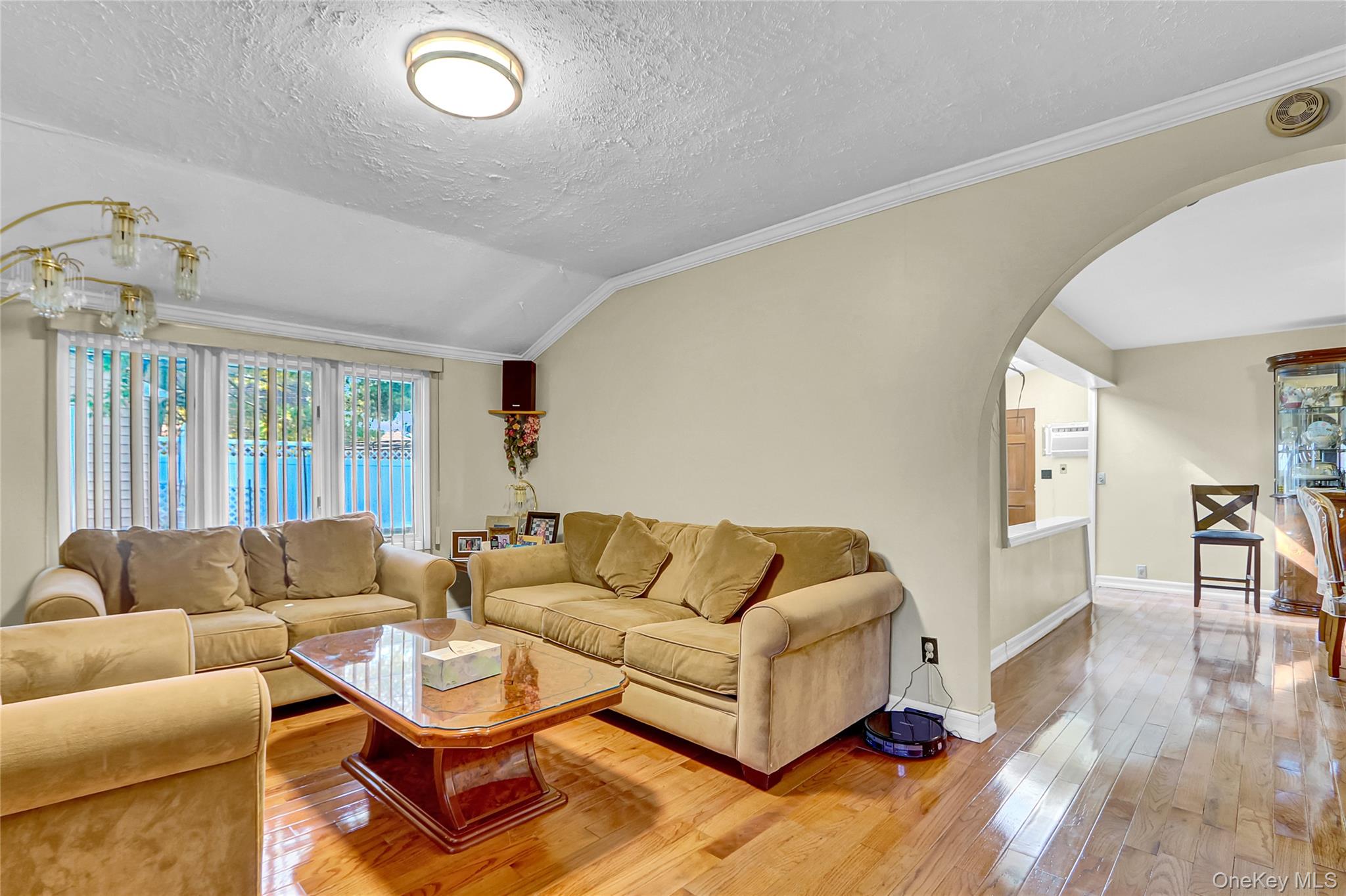 29 Walnut Lane, Hicksville, NY 11801