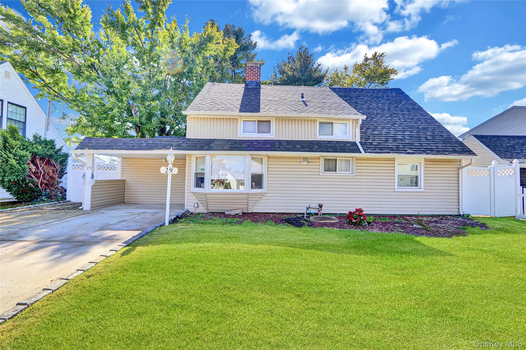 29 Walnut Lane, Hicksville, NY 11801