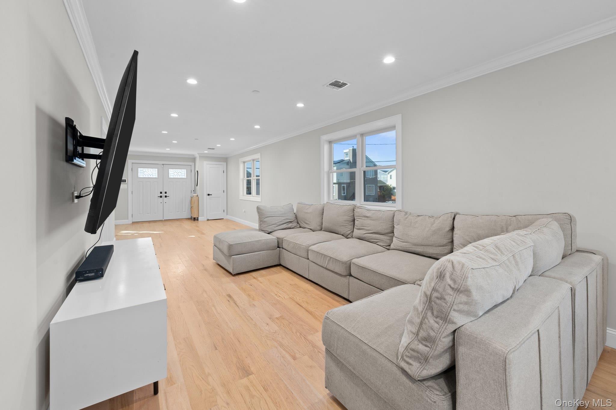 914 Arctic Street, Lindenhurst, NY 11757