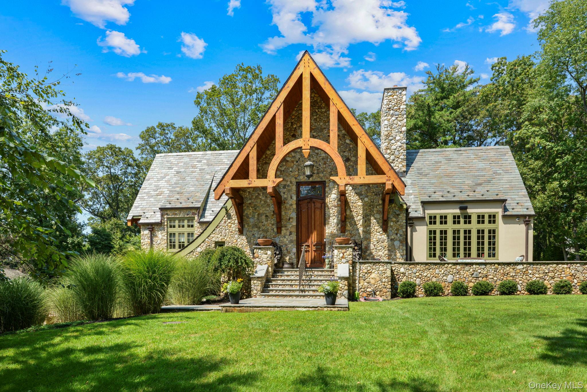 3 Blueberry Hill, Northport, NY 11768