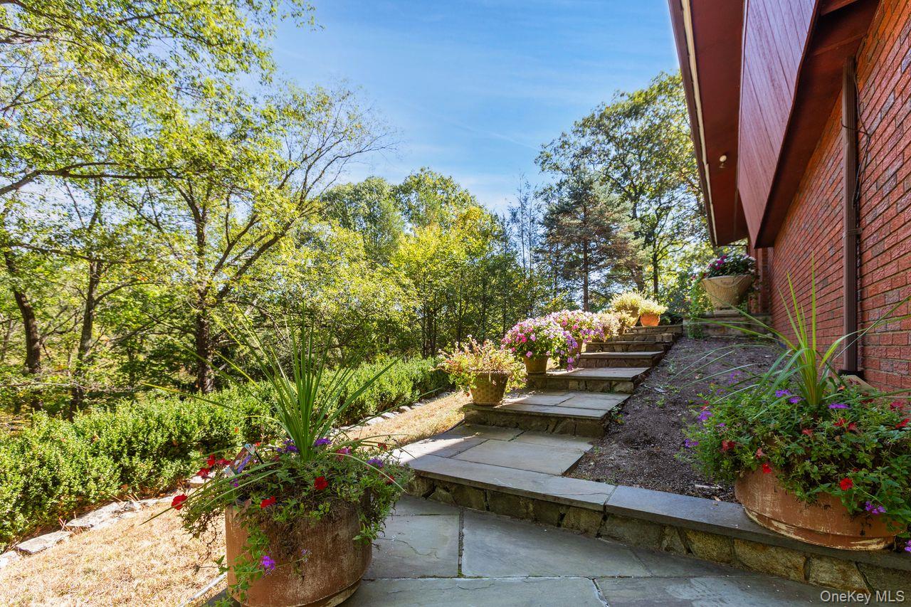 5 Crescent Lane, Putnam Valley, NY 10579