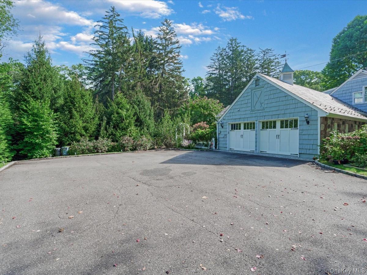 14 Farmstead Lane, Brookville, NY 11545