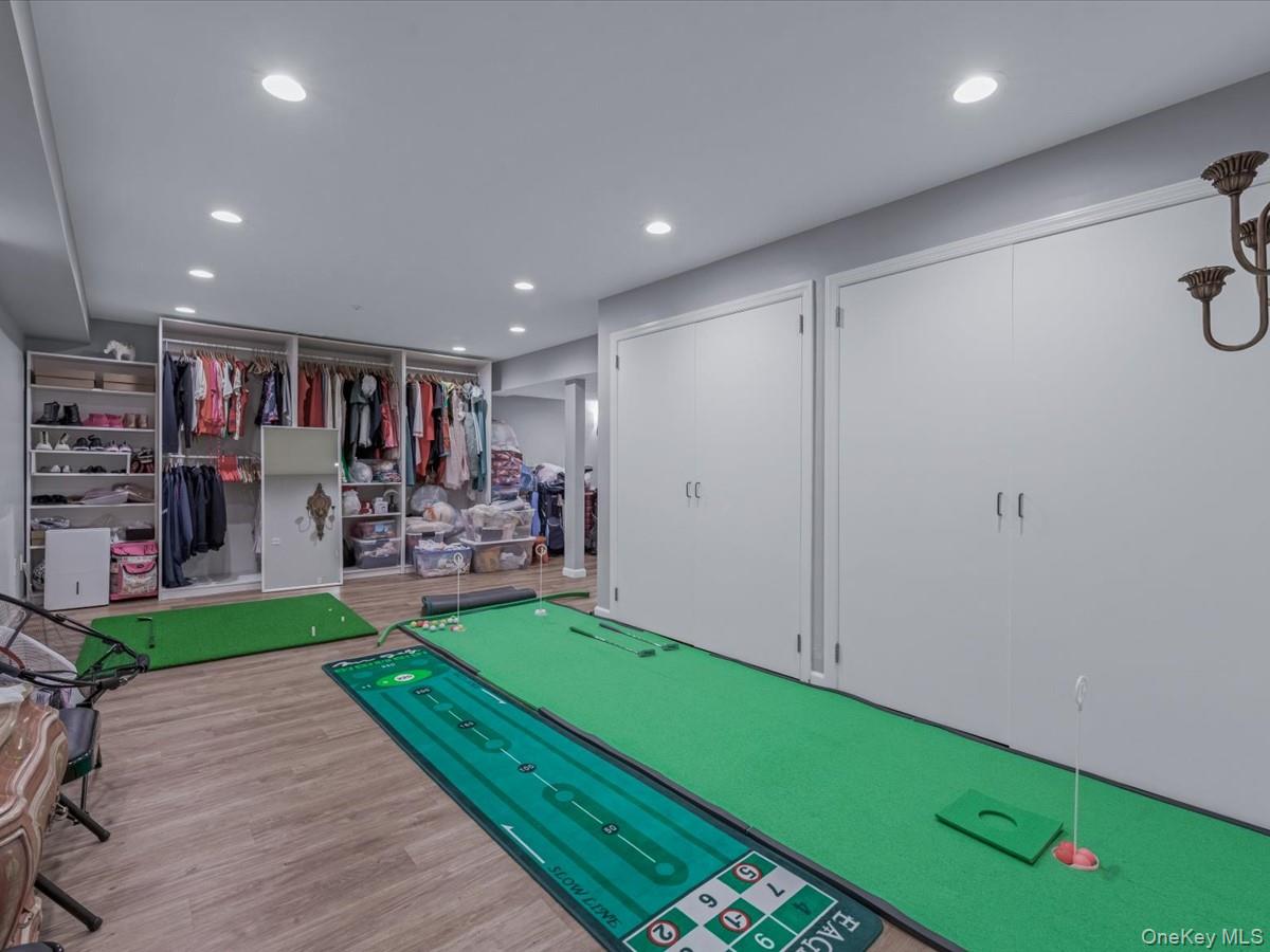 14 Farmstead Lane, Brookville, NY 11545