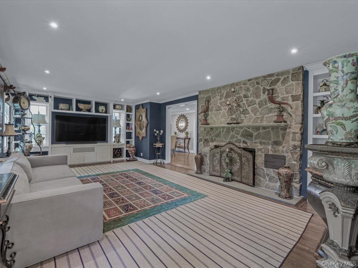 14 Farmstead Lane, Brookville, NY 11545