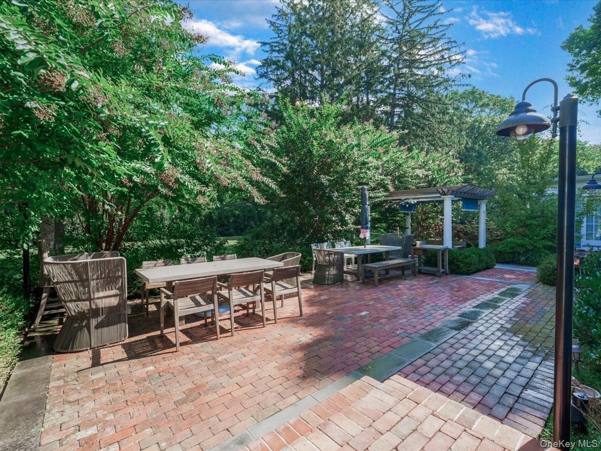 14 Farmstead Lane, Brookville, NY 11545