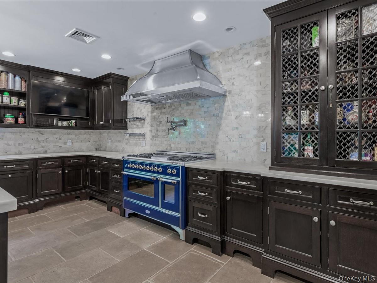 14 Farmstead Lane, Brookville, NY 11545