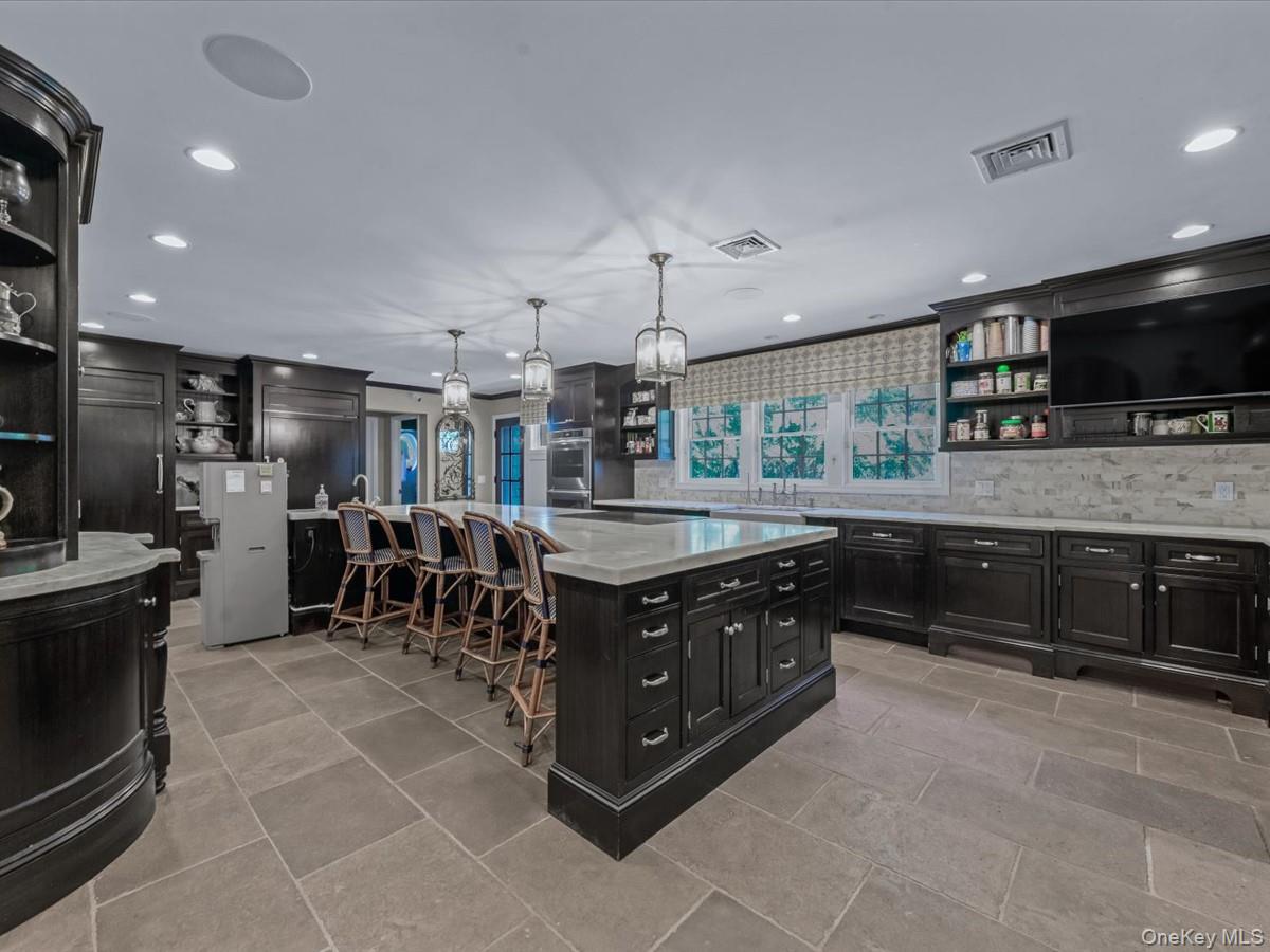 14 Farmstead Lane, Brookville, NY 11545