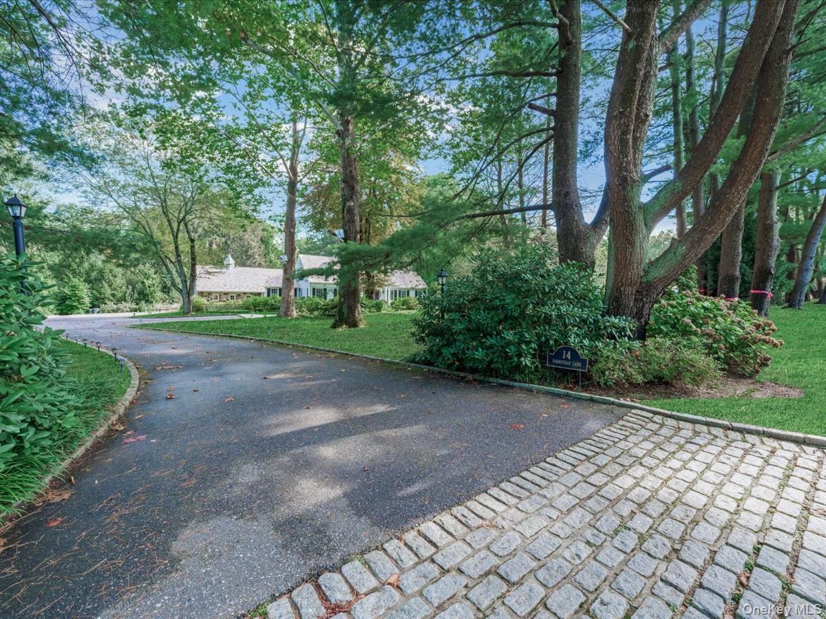 14 Farmstead Lane, Brookville, NY 11545