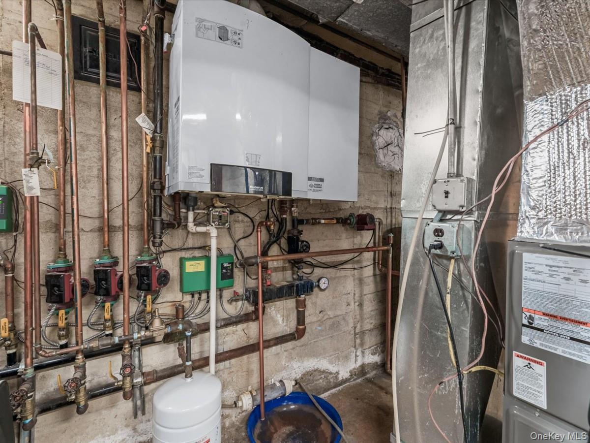 14 Farmstead Lane, Brookville, NY 11545