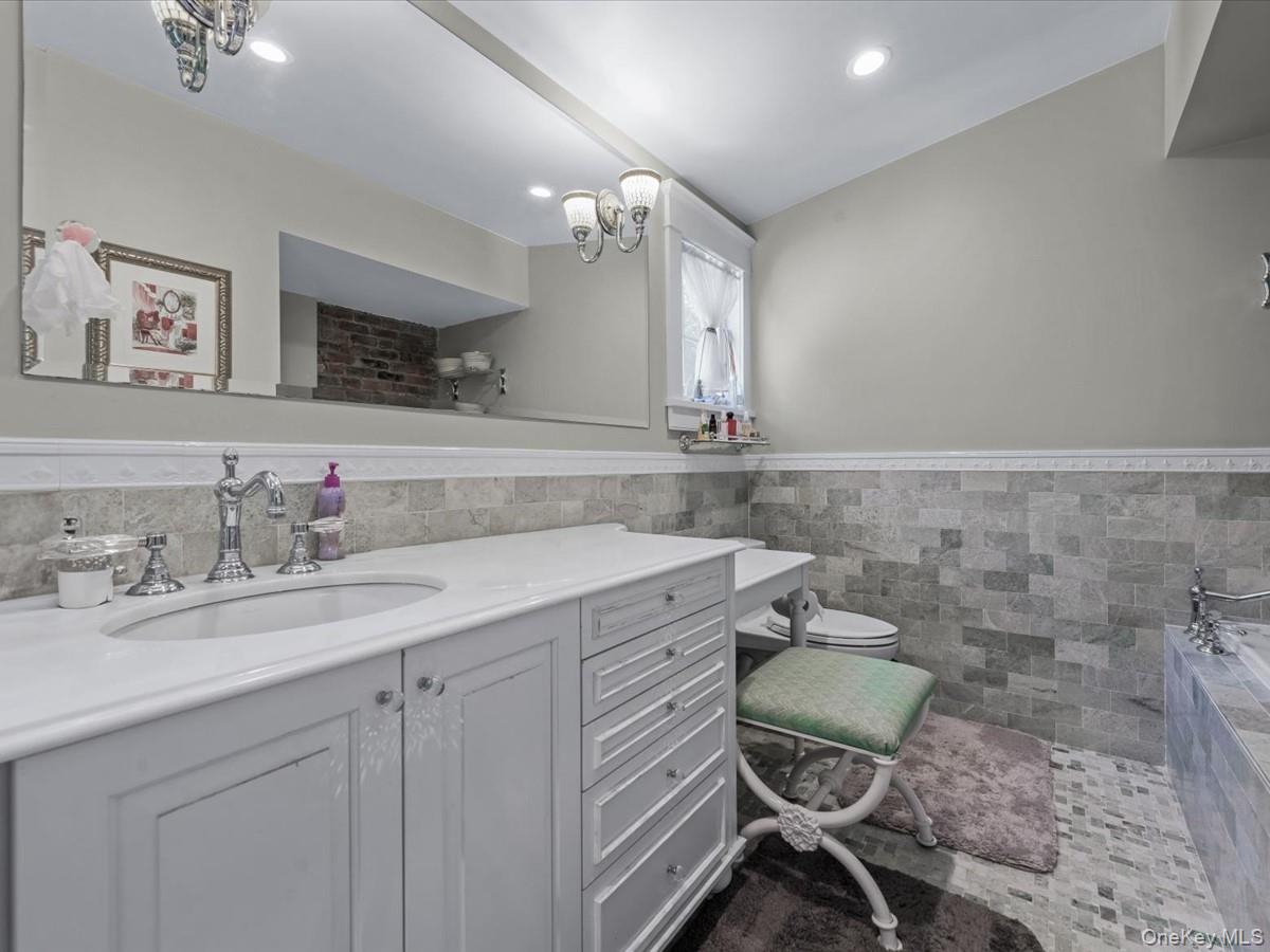 14 Farmstead Lane, Brookville, NY 11545