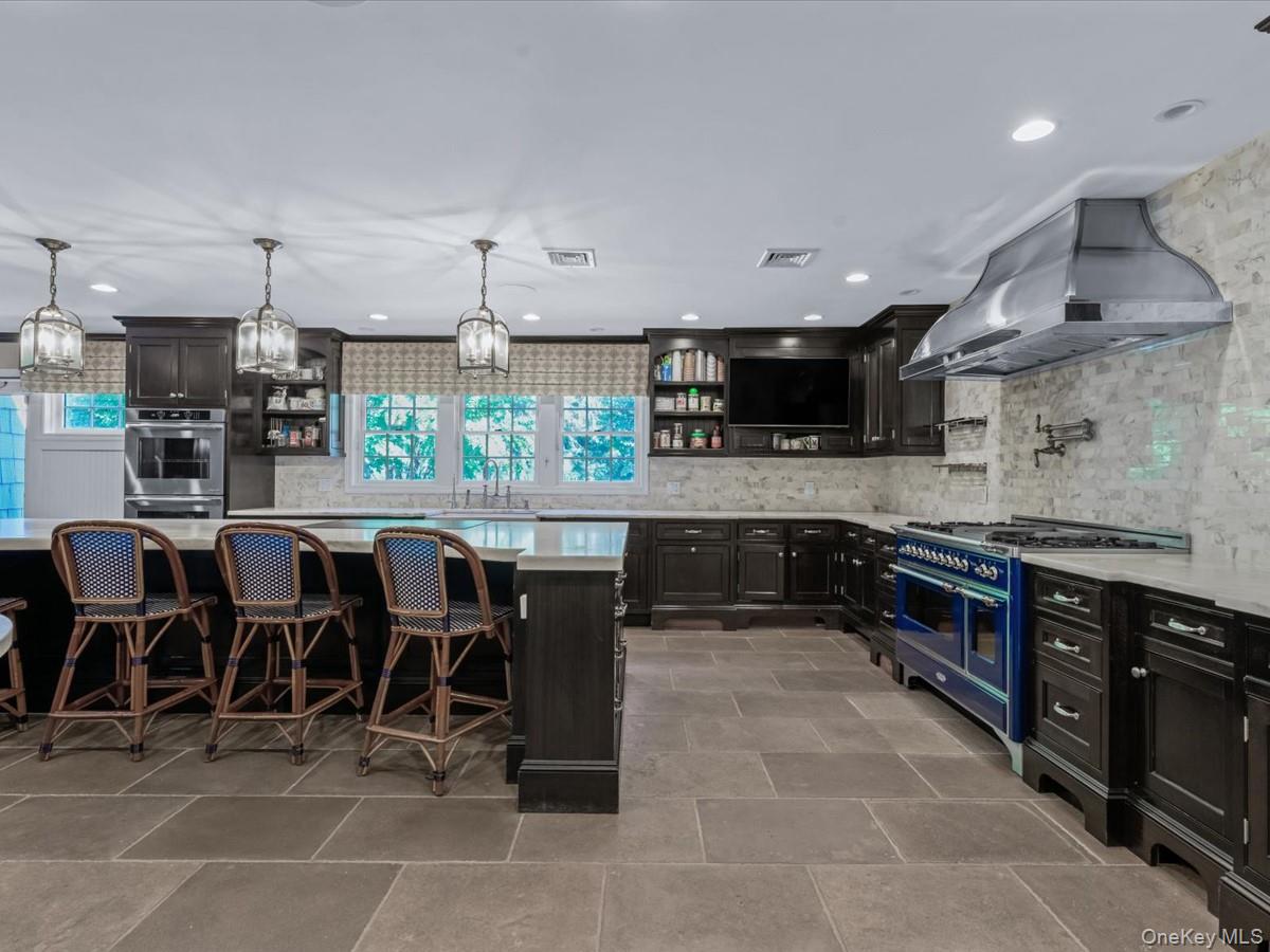 14 Farmstead Lane, Brookville, NY 11545