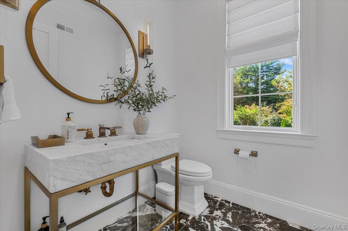 5 Gerry Lane, Lloyd Harbor, NY 11743