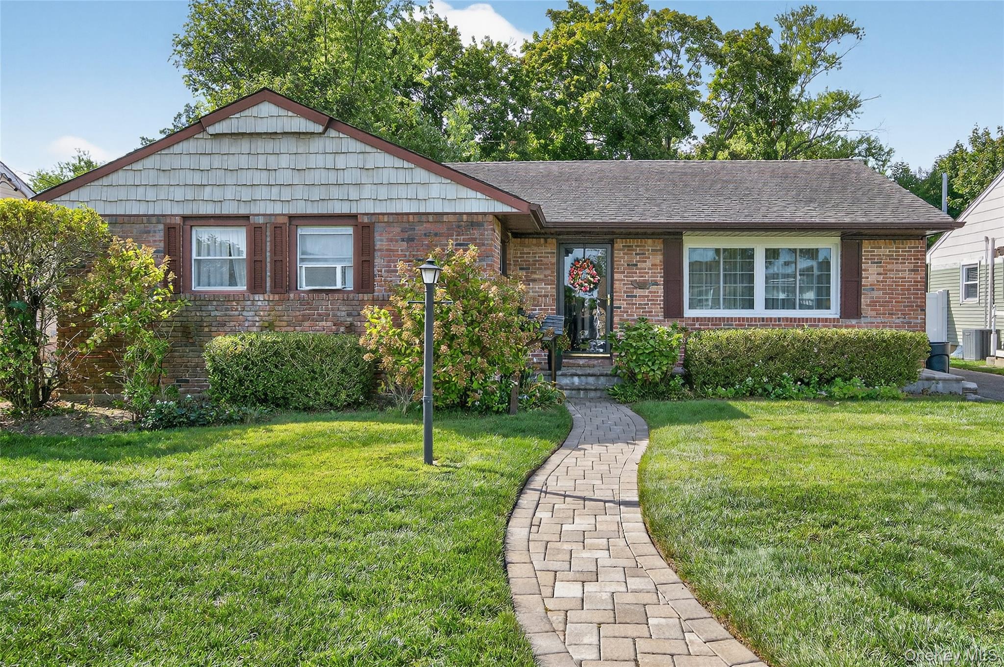 92 Hemlock Drive, Farmingdale, NY 11735