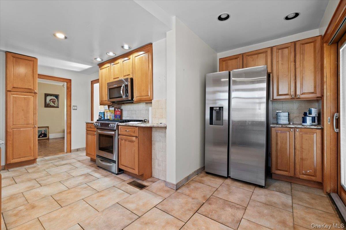 160 Rockaway Parkway, Valley Stream, NY 11580