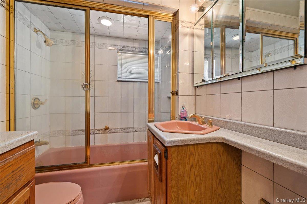 160 Rockaway Parkway, Valley Stream, NY 11580