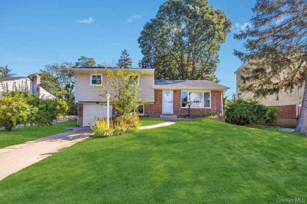 15 Deer Lane, Hicksville, NY 11801