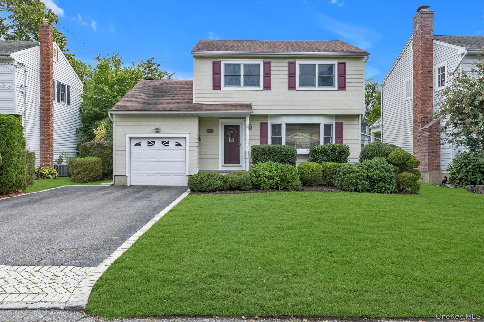 32 Oakwood Street, Greenlawn, NY 11740