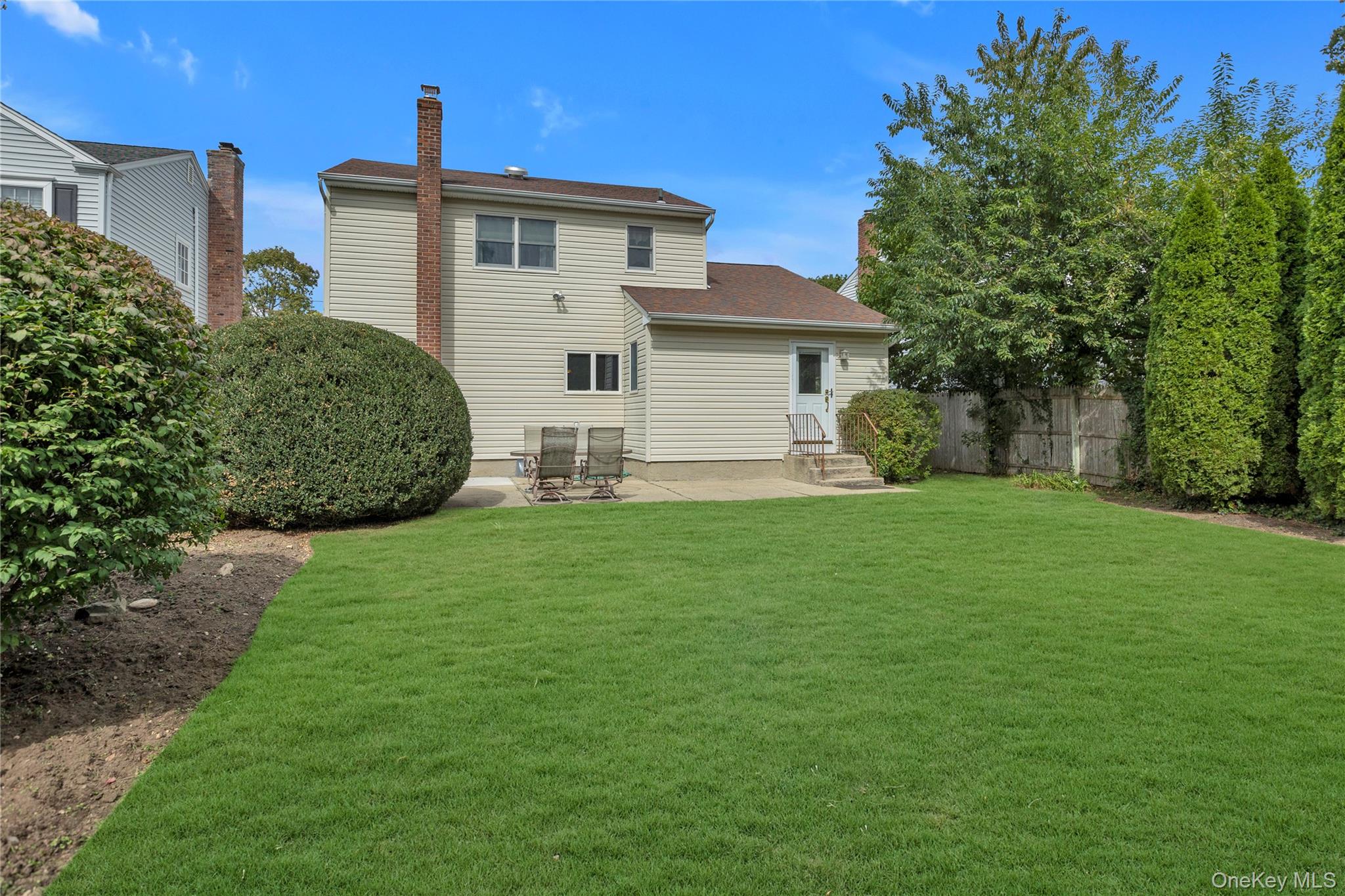 32 Oakwood Street, Greenlawn, NY 11740