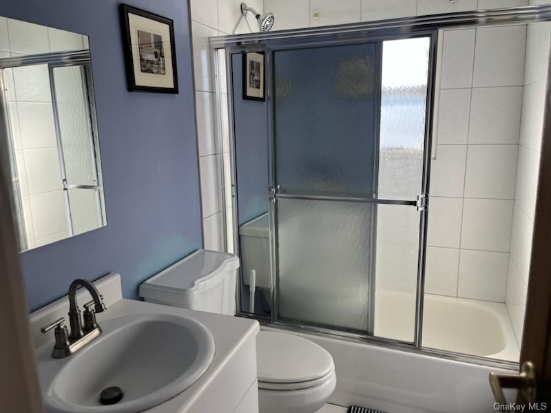 17 Hawthorne Street, Deer Park, NY 11729