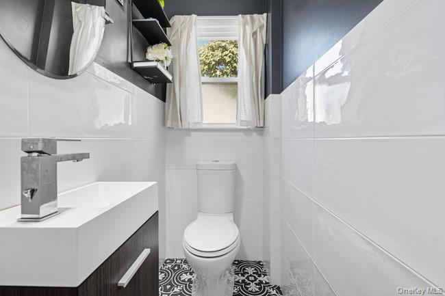 71 Dogwood Avenue, Malverne, NY 11565