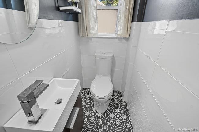 71 Dogwood Avenue, Malverne, NY 11565