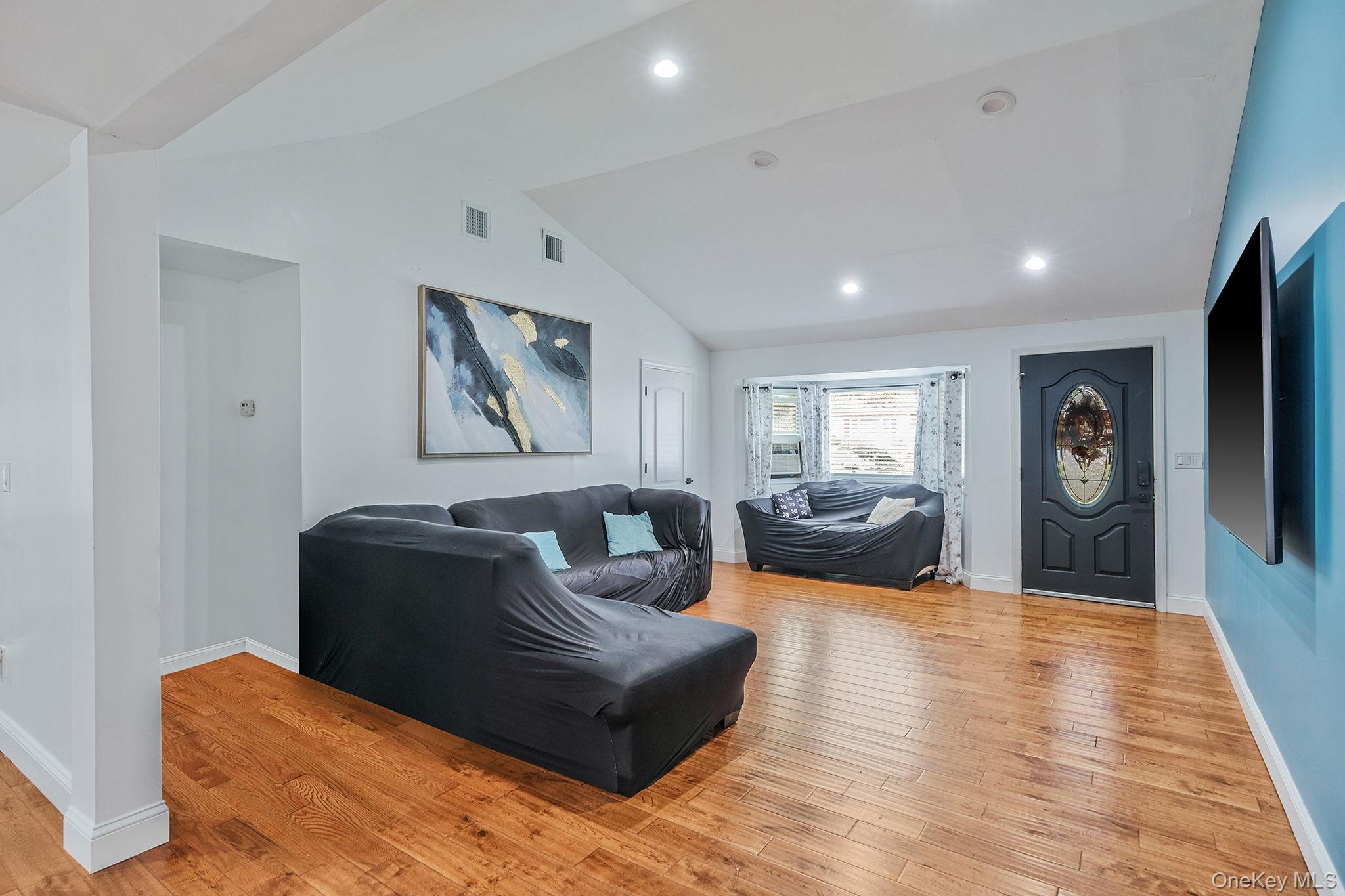 62 Bayside Avenue, Amity Harbor, NY 11701