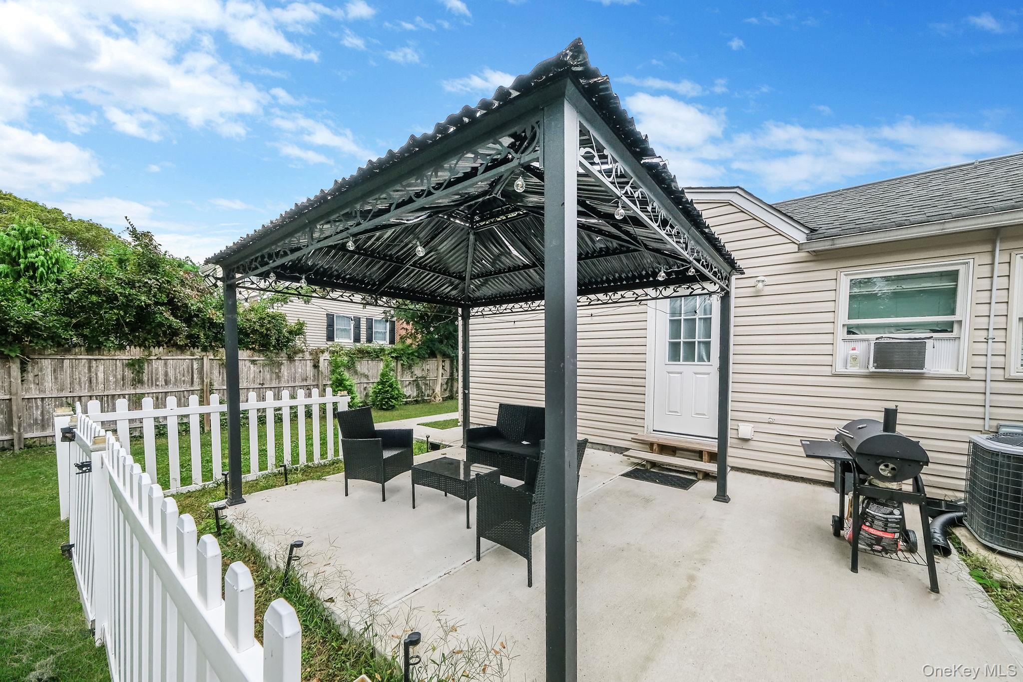 62 Bayside Avenue, Amity Harbor, NY 11701