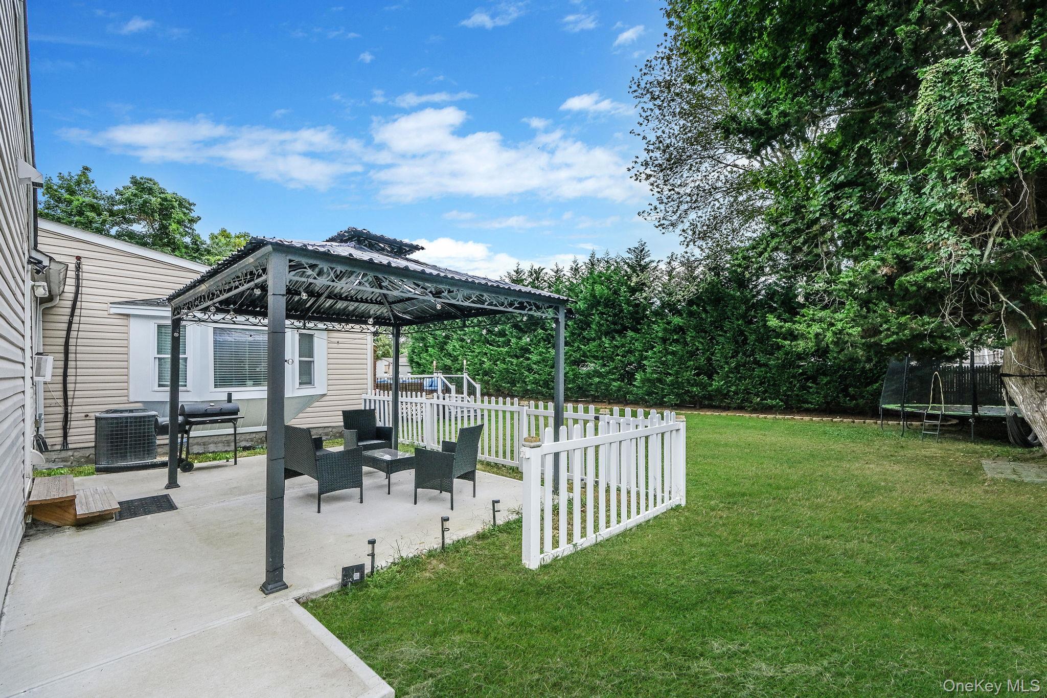 62 Bayside Avenue, Amity Harbor, NY 11701