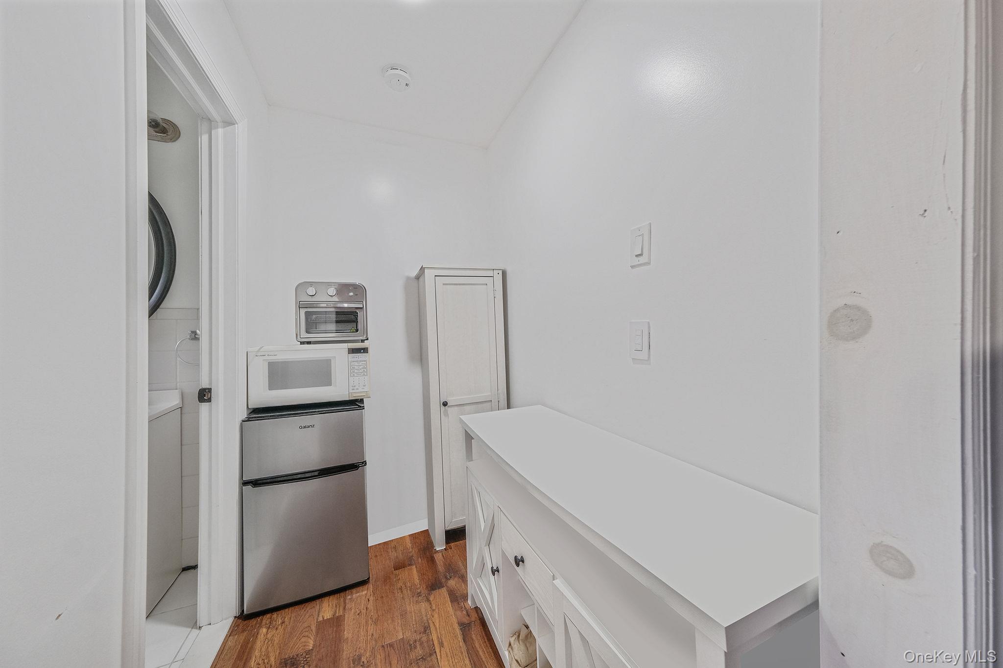 62 Bayside Avenue, Amity Harbor, NY 11701