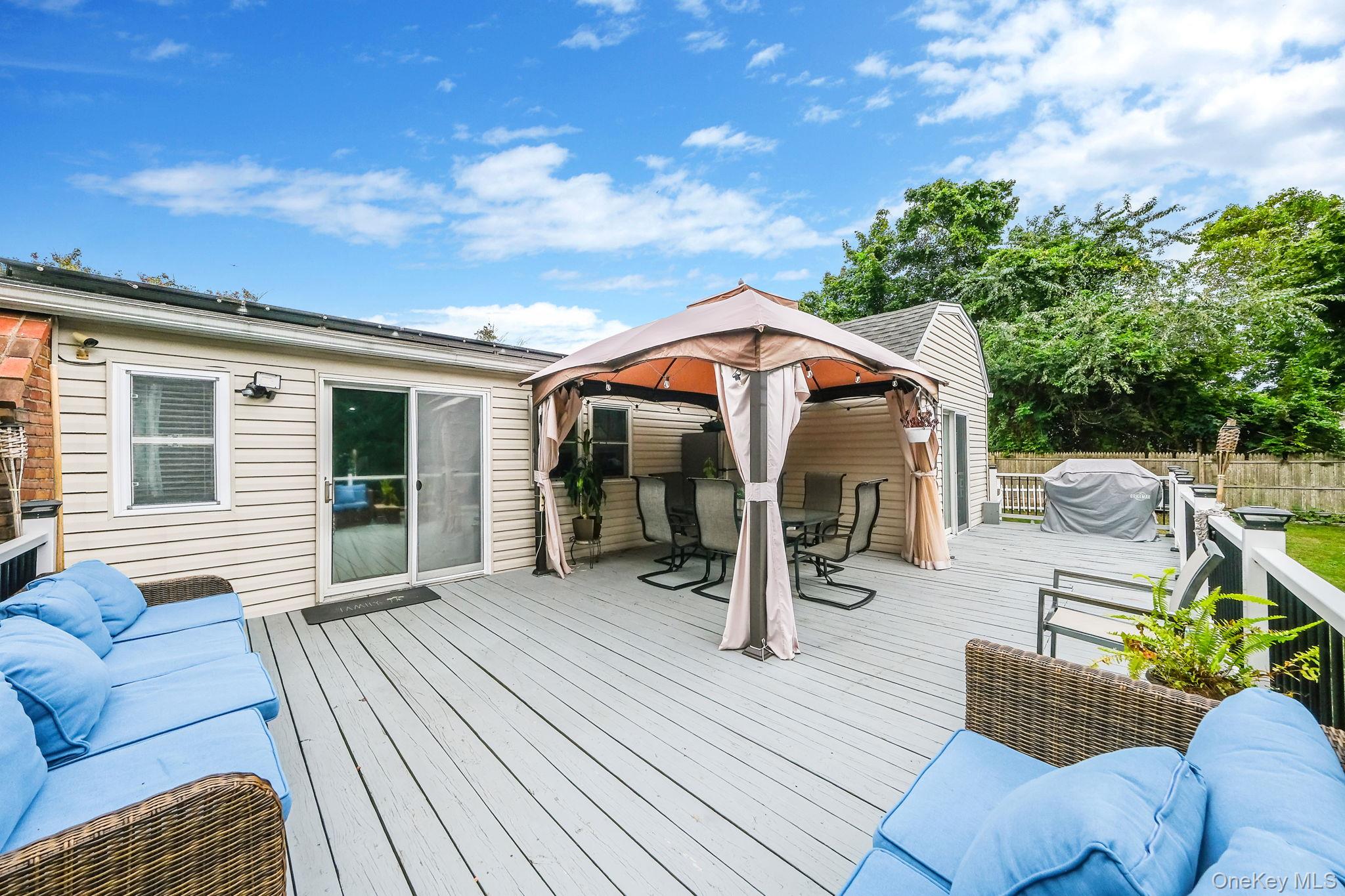 62 Bayside Avenue, Amity Harbor, NY 11701