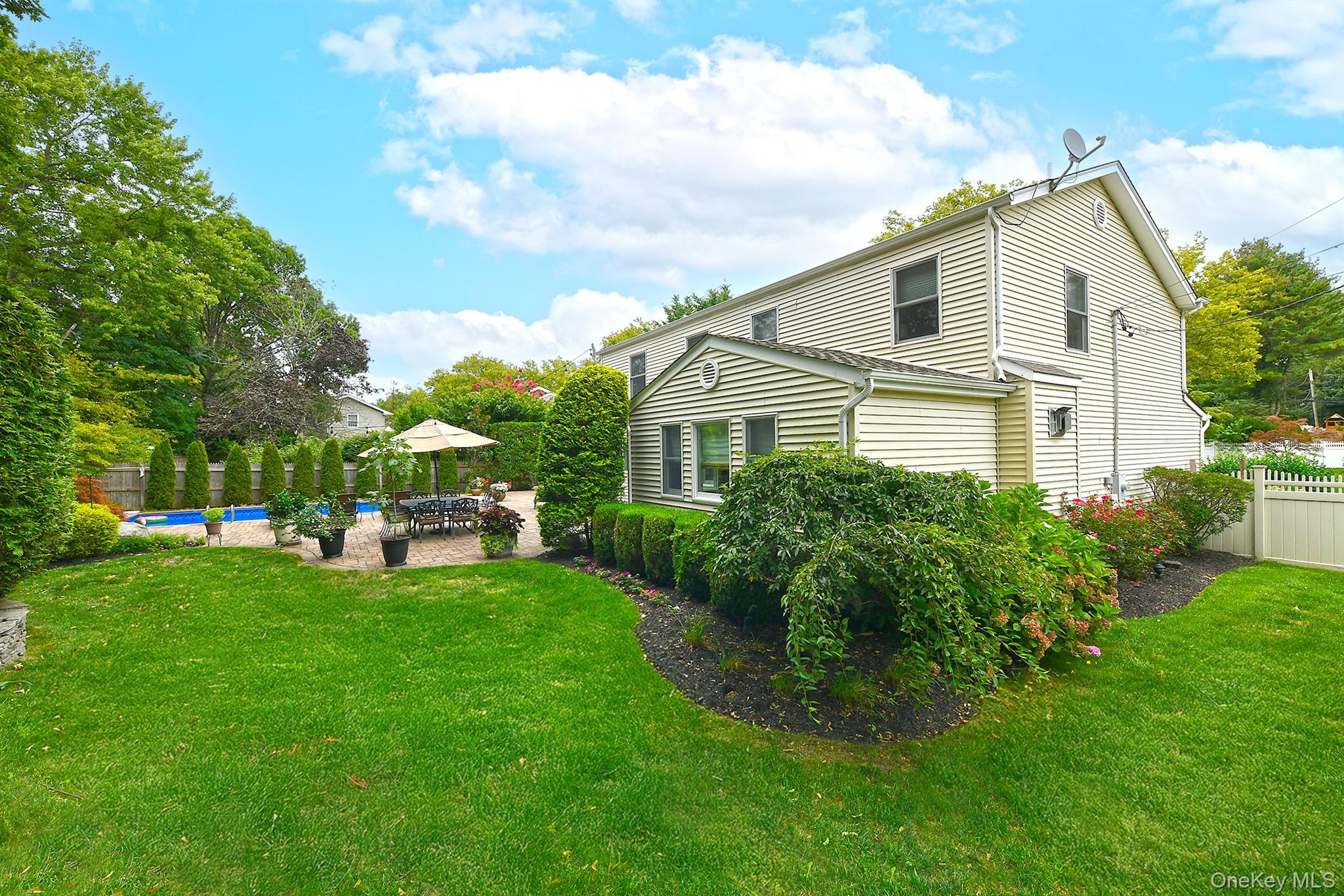 12 Pine Hollow Lane, Greenlawn, NY 11740