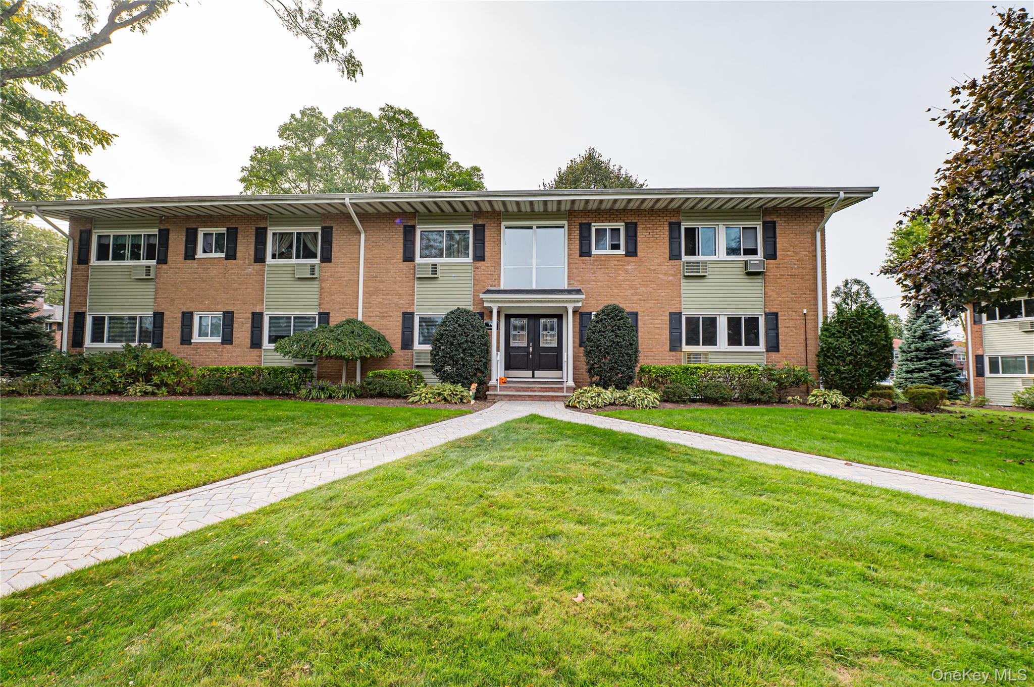 742 Deer Park Avenue # 8A, North Babylon, NY 11703