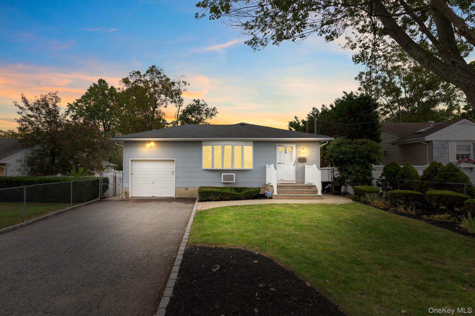 39 Wellington Avenue, Deer Park, NY 11729