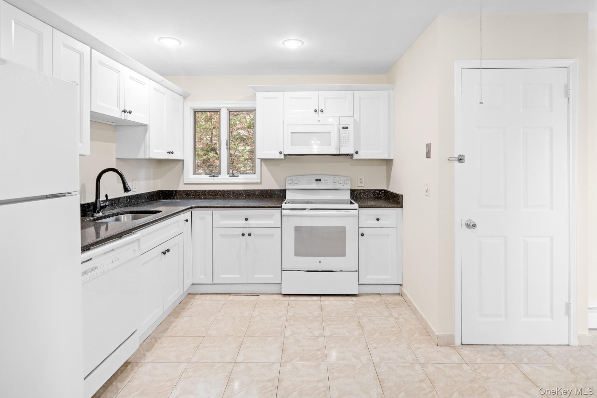 39 Wellington Avenue, Deer Park, NY 11729