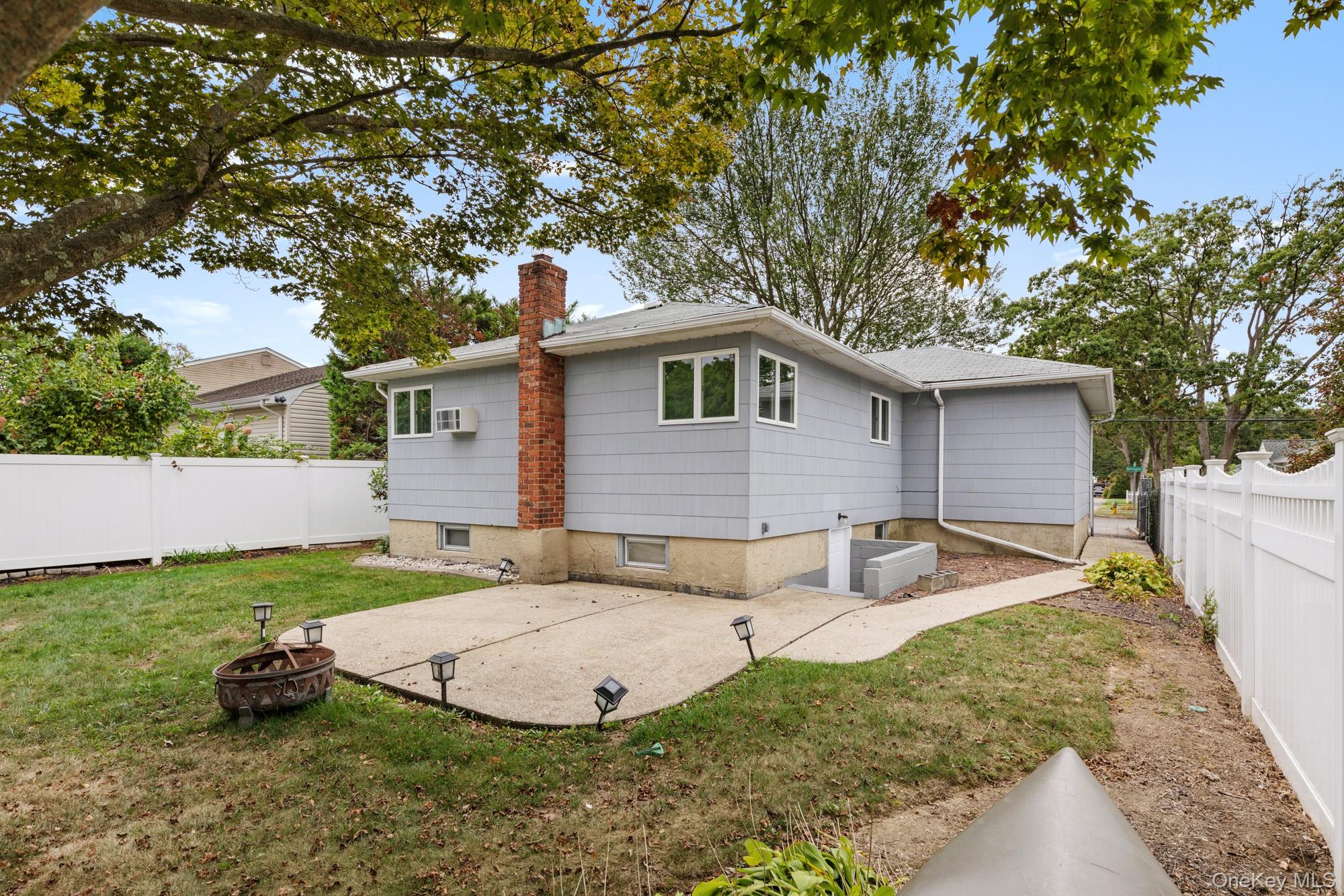 39 Wellington Avenue, Deer Park, NY 11729