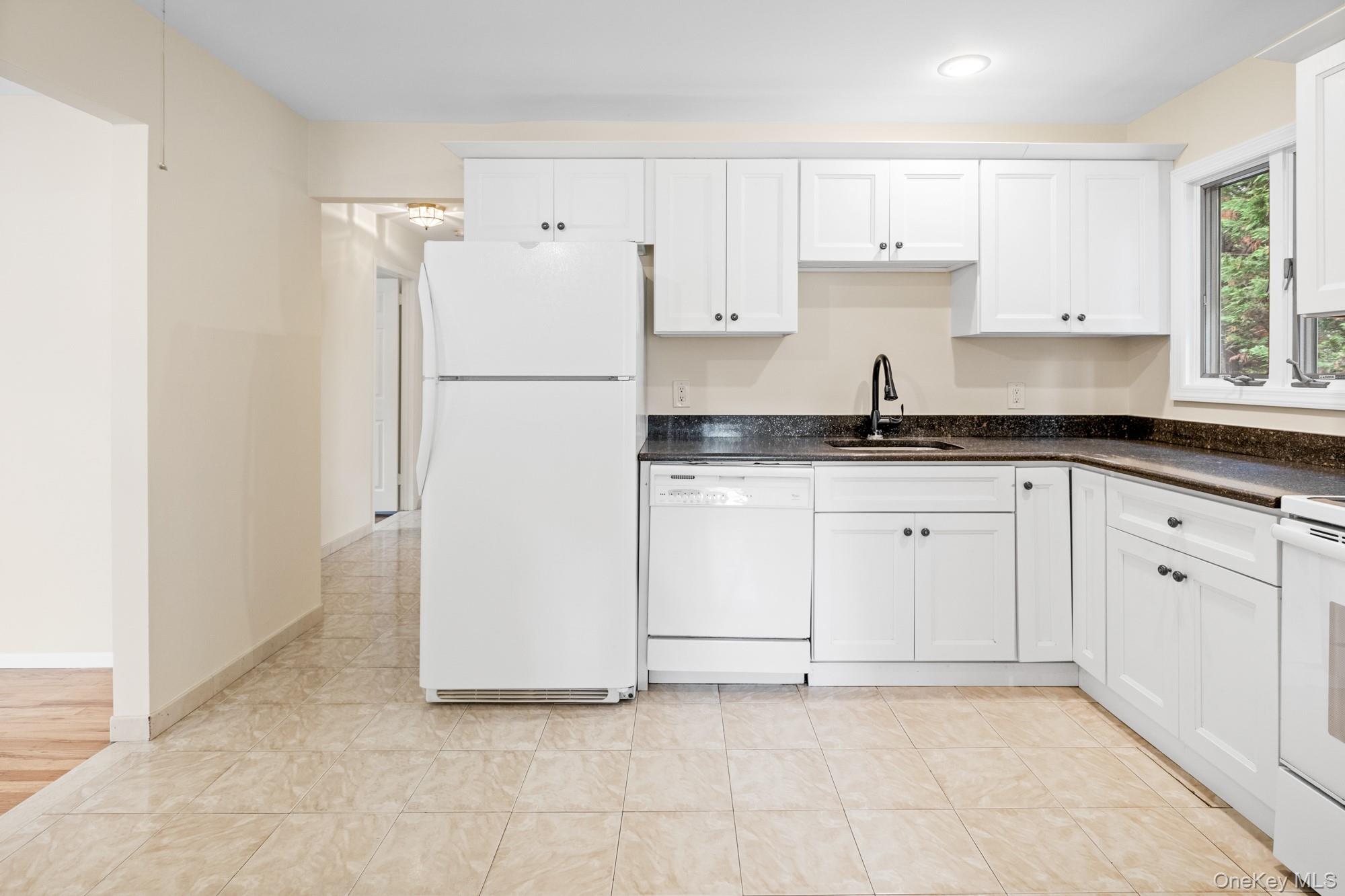 39 Wellington Avenue, Deer Park, NY 11729