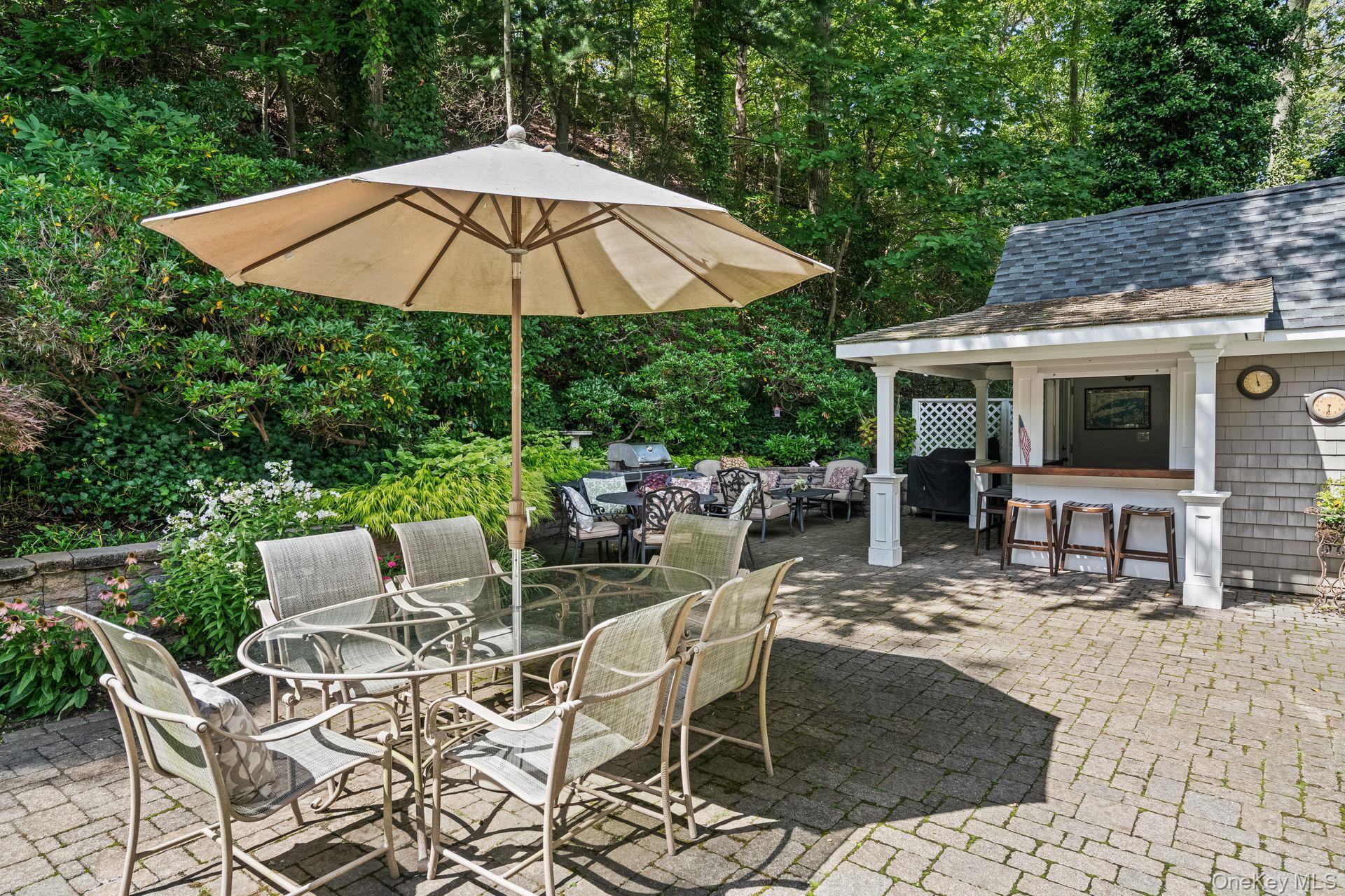 10 Hollise Court, Centerport, NY 11721