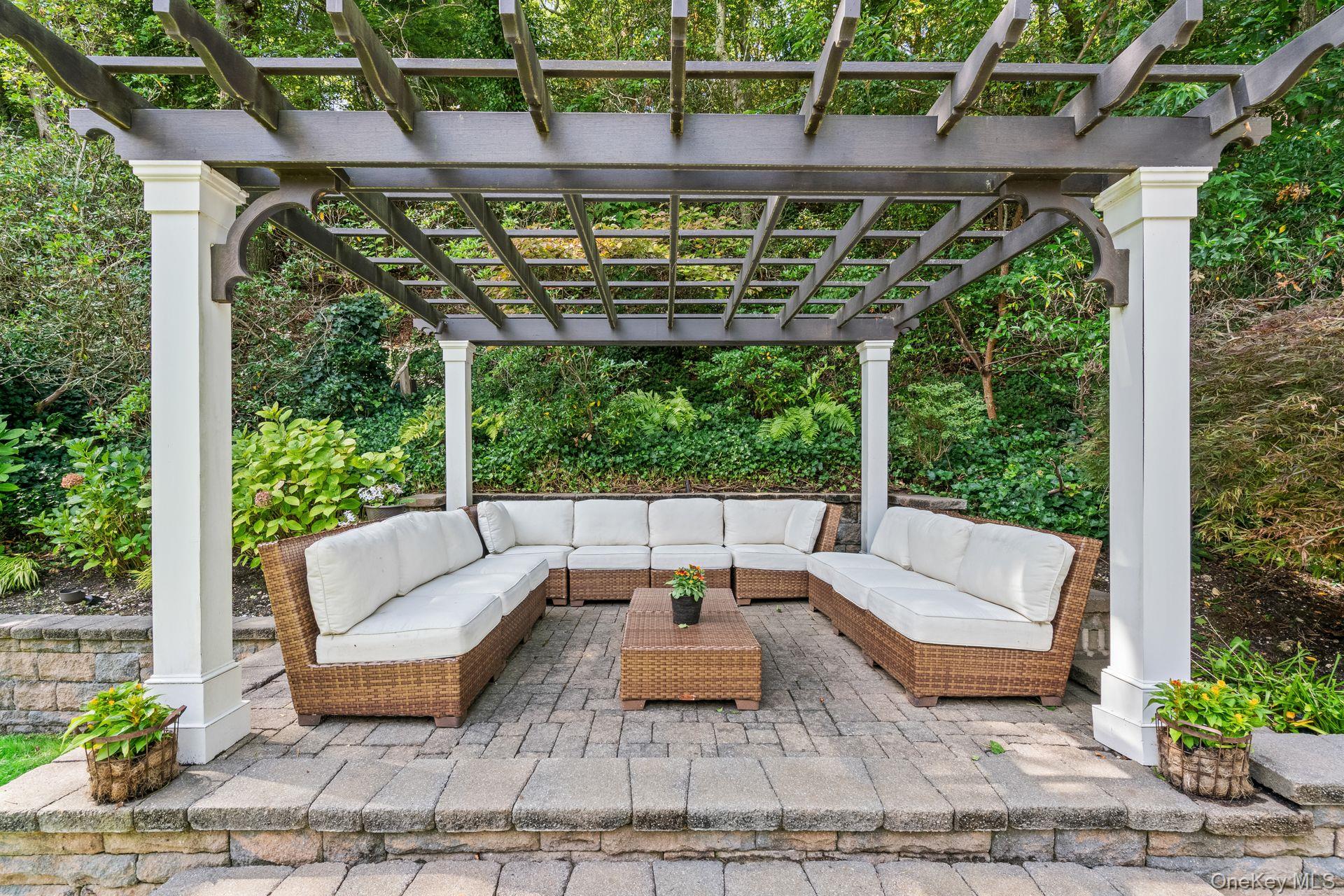 10 Hollise Court, Centerport, NY 11721