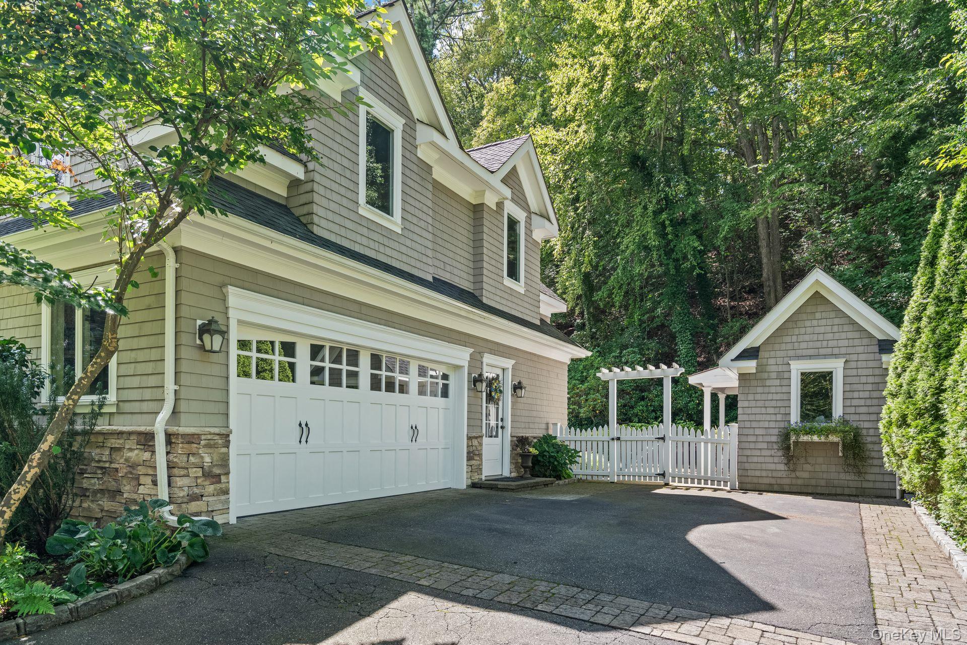 10 Hollise Court, Centerport, NY 11721