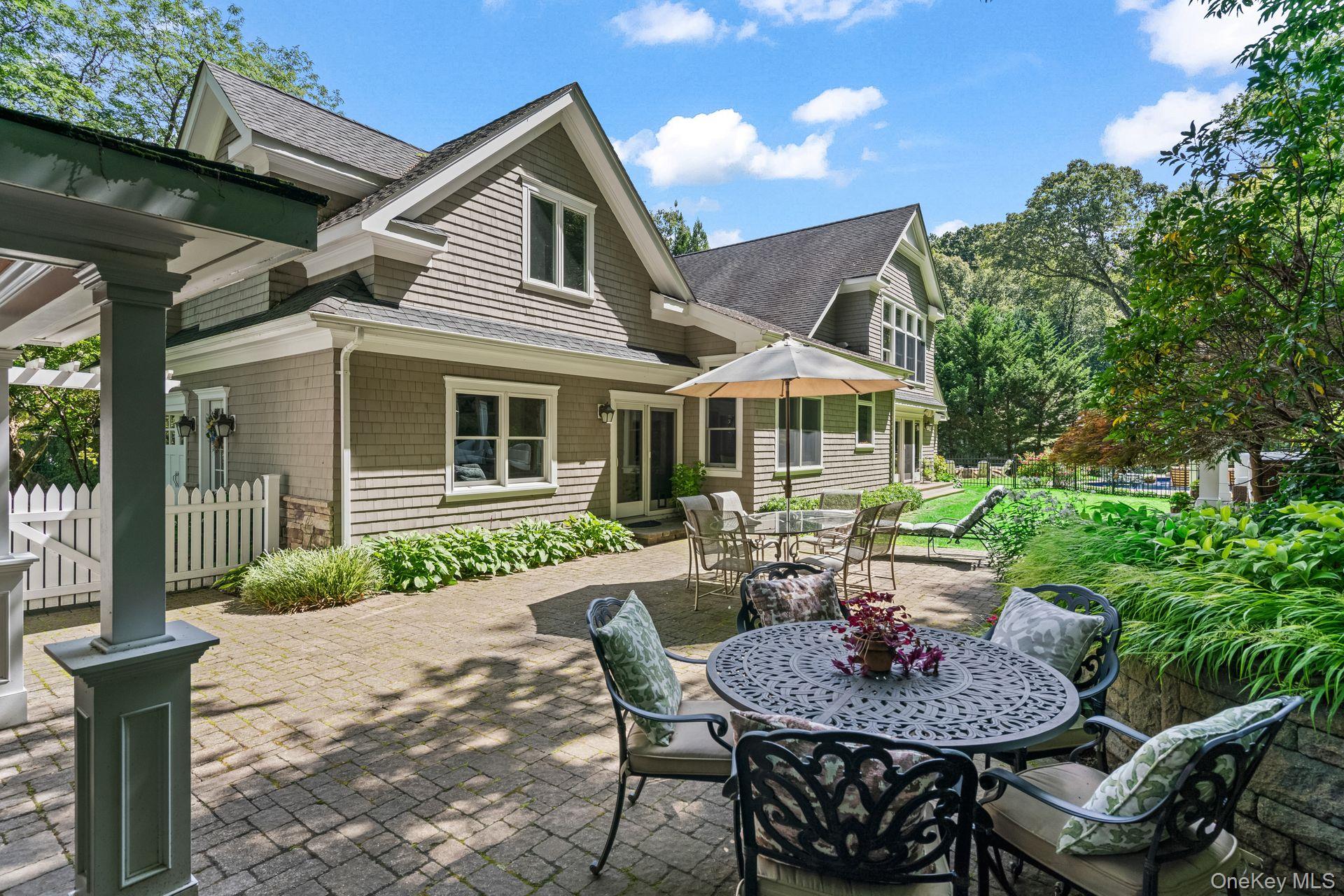 10 Hollise Court, Centerport, NY 11721