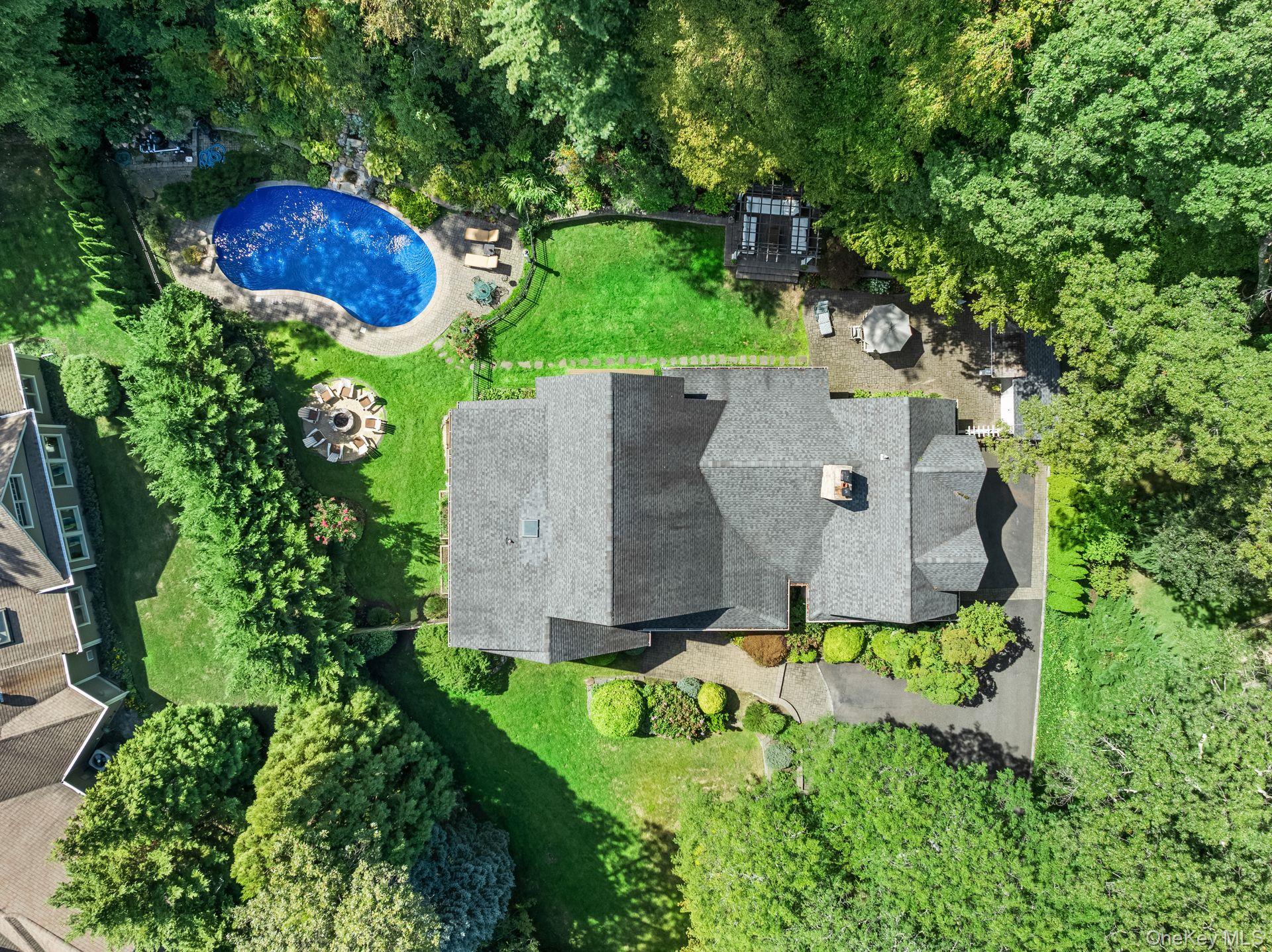 10 Hollise Court, Centerport, NY 11721