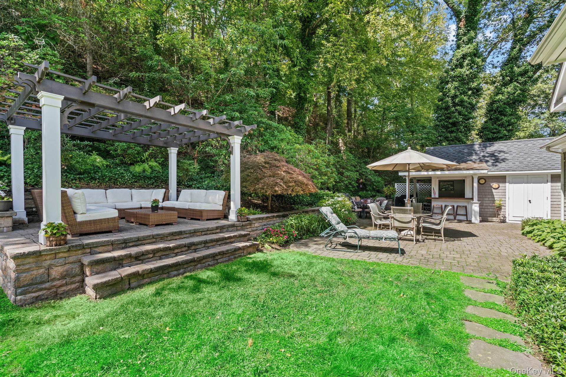 10 Hollise Court, Centerport, NY 11721