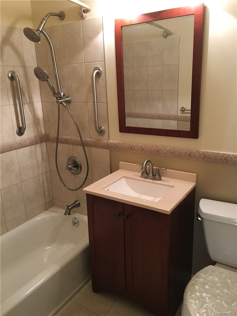 2 Granada Crescent # 8, White Plains, NY 10603