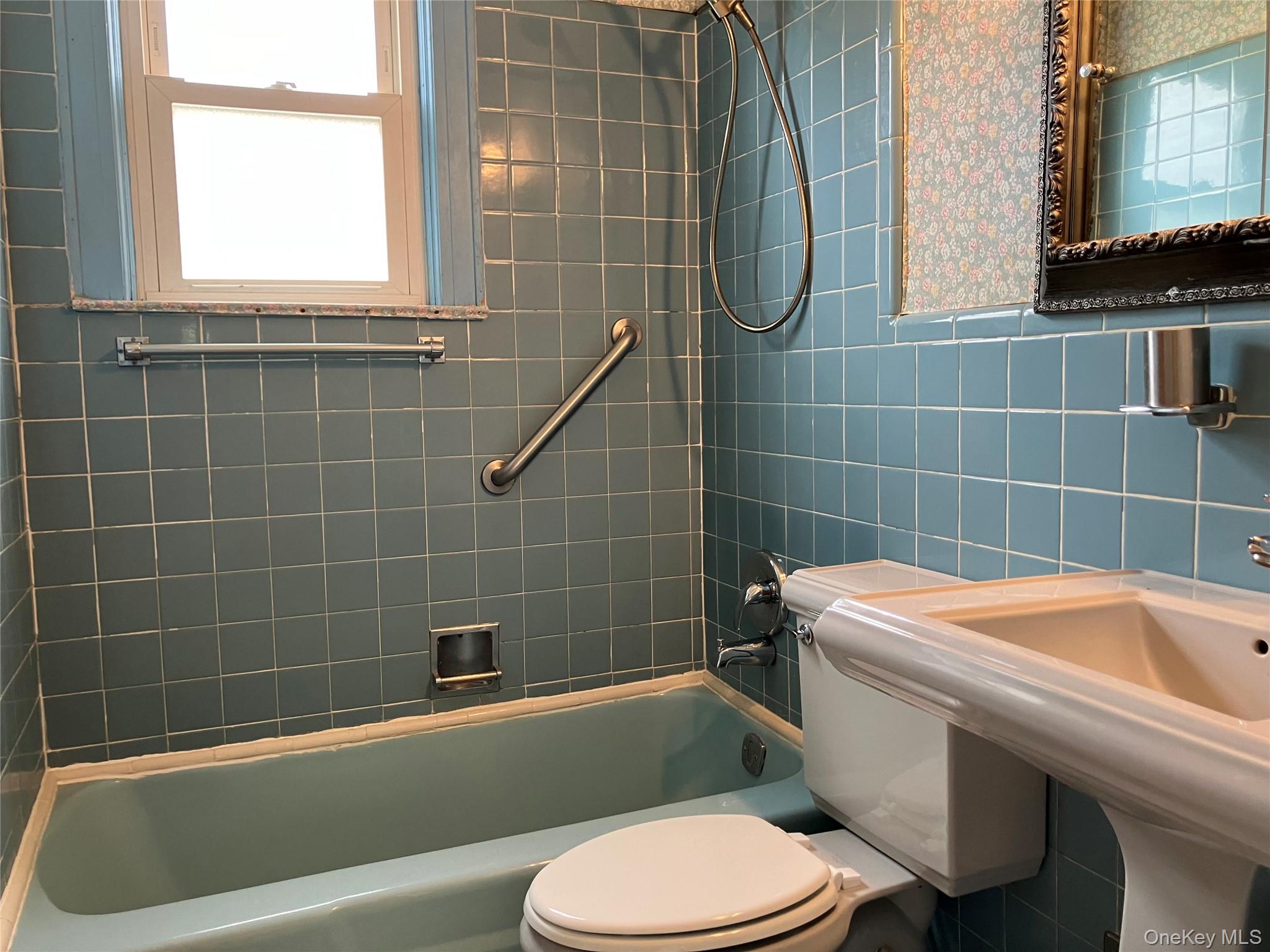 121 Campbell Avenue, Williston Park, NY 11596