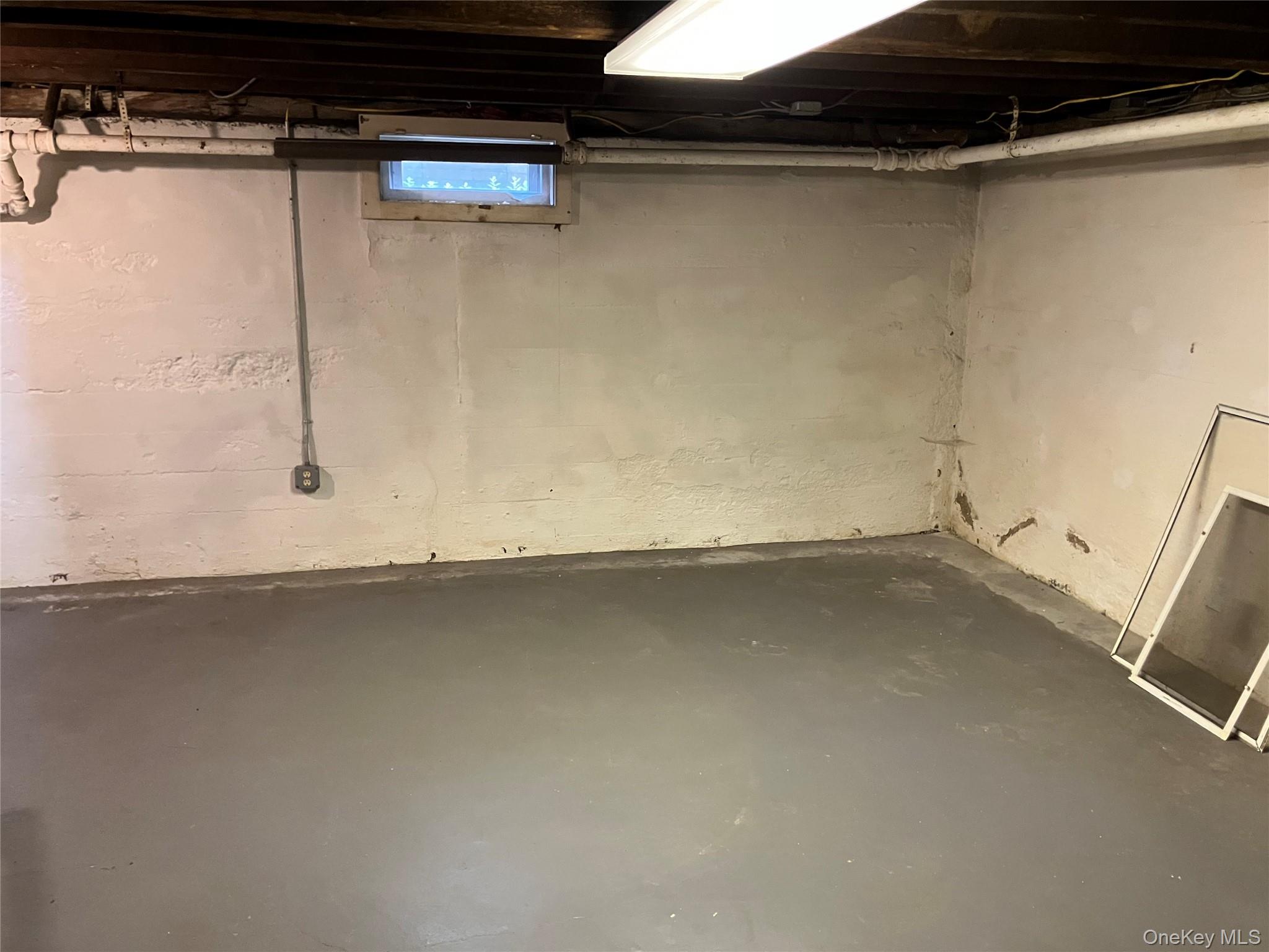 121 Campbell Avenue, Williston Park, NY 11596