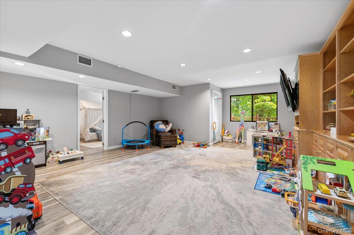 32 The Glen # 32, Glen Head, NY 11545