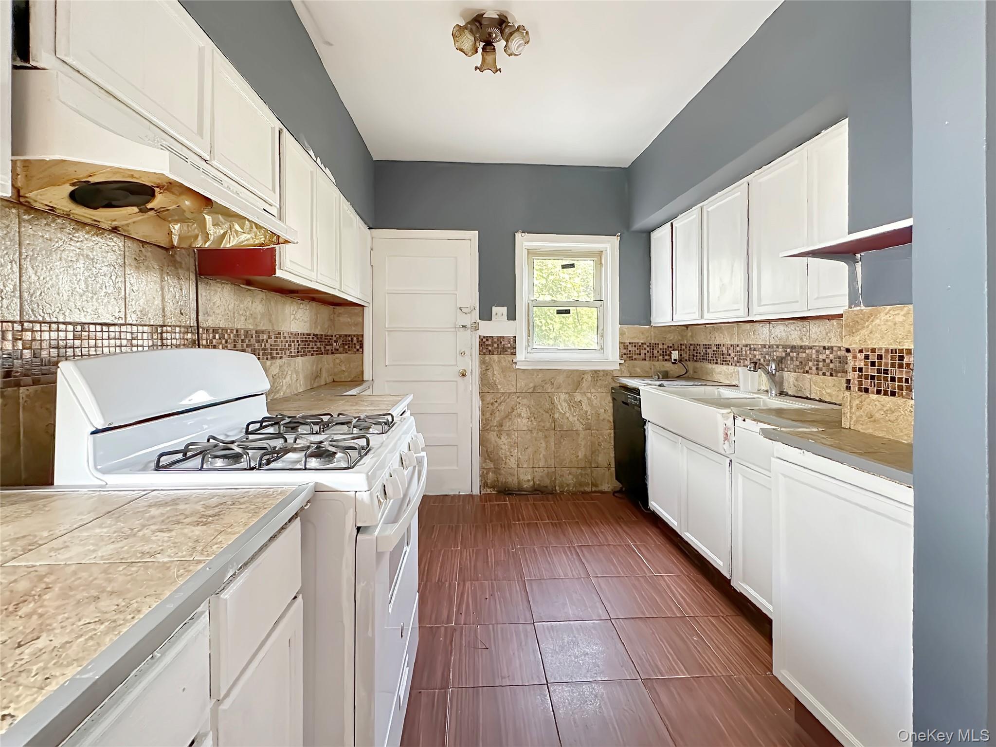 91 Elzey Avenue, Elmont, NY 11003