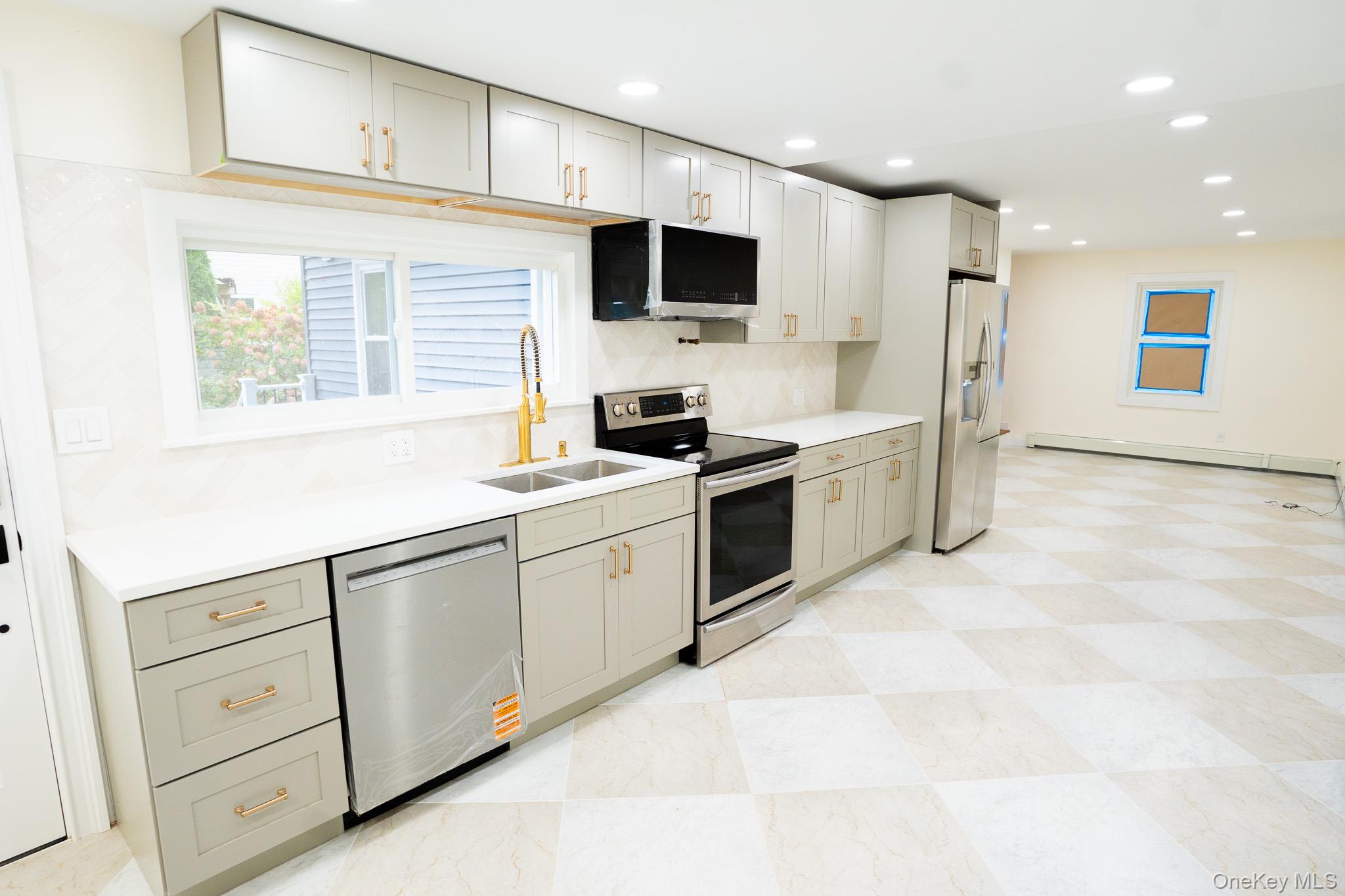 1264 Broadway Avenue, Holbrook, NY 11741