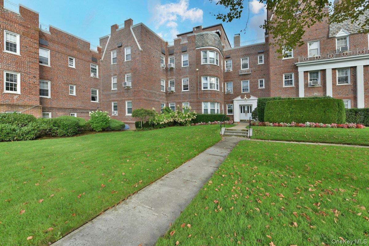 106 S Village Avenue # 1D, Rockville Centre, NY 11572